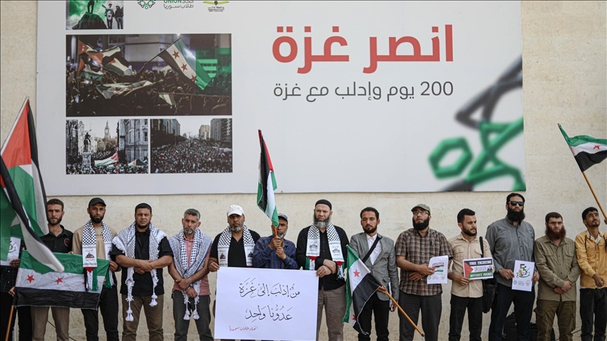 طلاب جامعة إدلب في شمال غربي سوريا يعبرون عن دعمهم لفلسطين وغزة والمقاومة